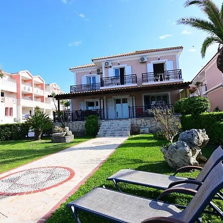Nadias Hotel 2*